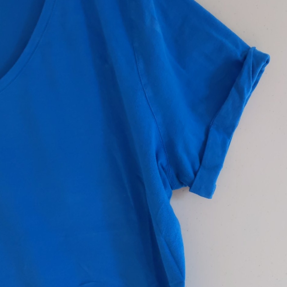 Beautiful blue tee - Picture 2 of 4